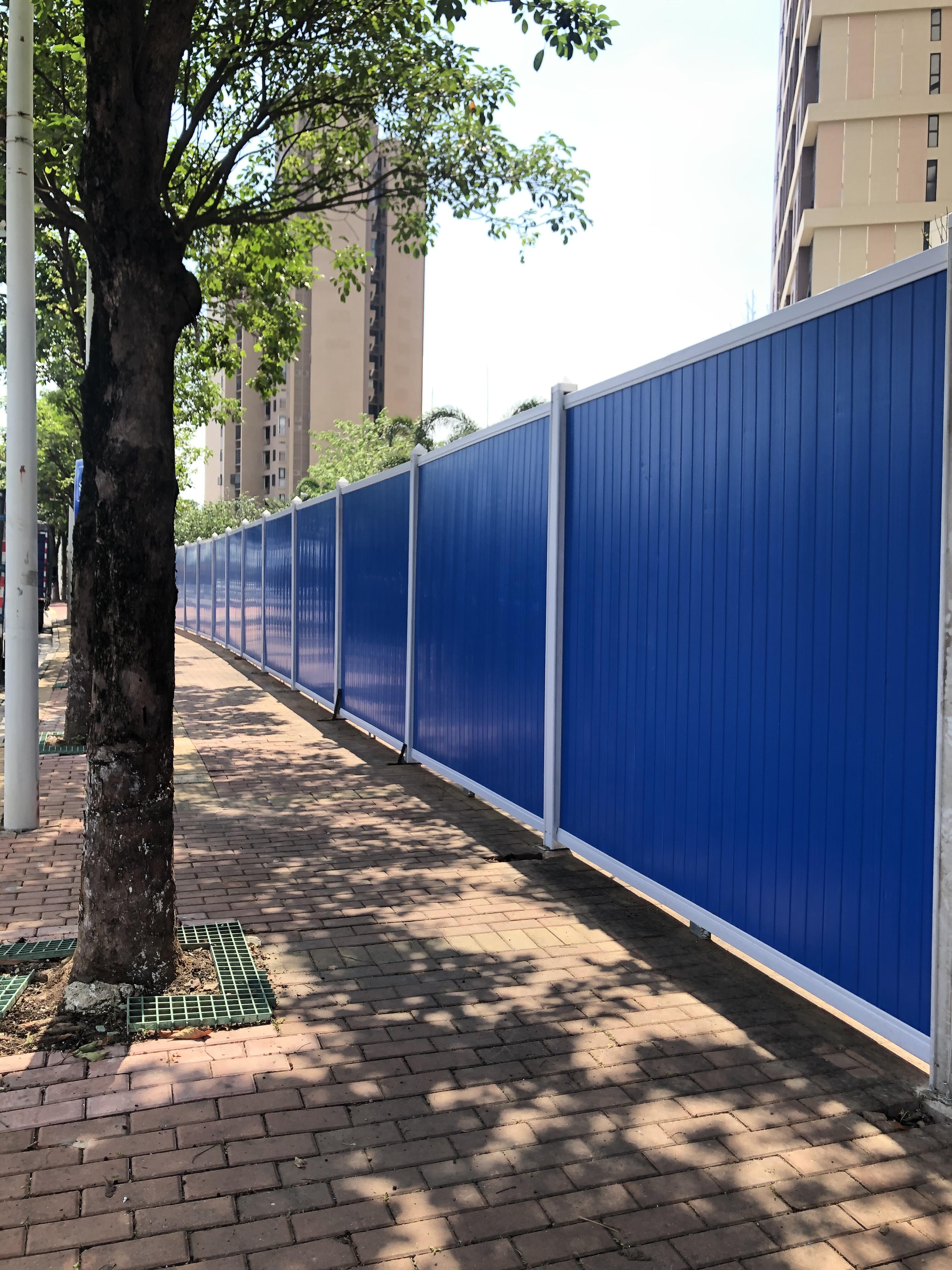 蓝白围挡与沿街步道相邻的场景展示